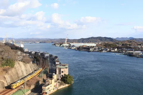 水面のきらめき、鉄道と港町の情景