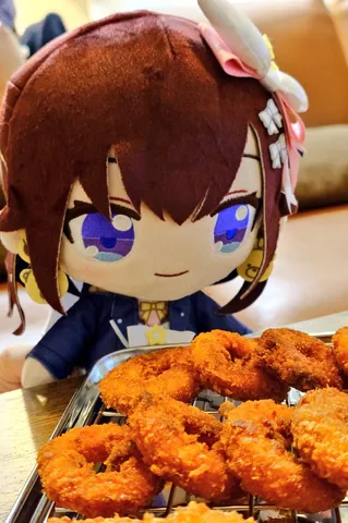 カリカリ揚げ物と見つめる瞳