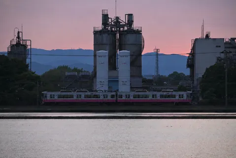 夕暮れの工場と列車