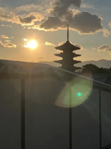 夕暮れ、五重塔と光の戯れ
