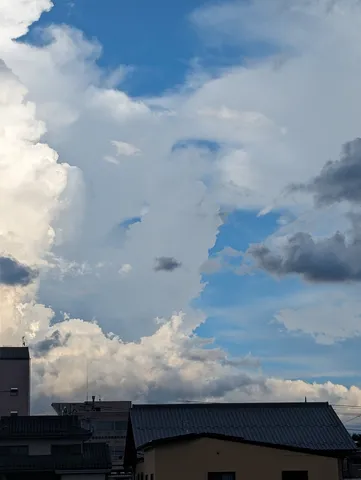 青と雲の間に広がる風景