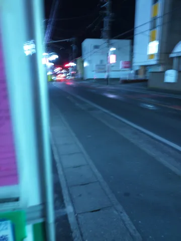 夜の街灯が灯る道