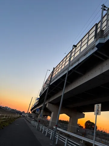 高架下の夕暮れ散歩
