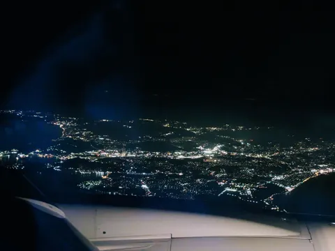翼と街の夜景ハーモニー