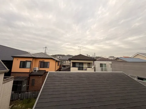 薄雲に包まれた、家々の息吹
