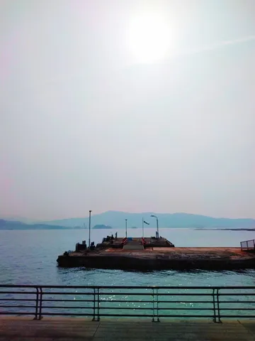 光と水の桟橋風景