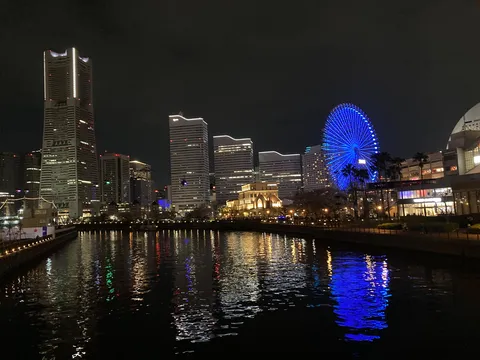 水面にほどける夜景