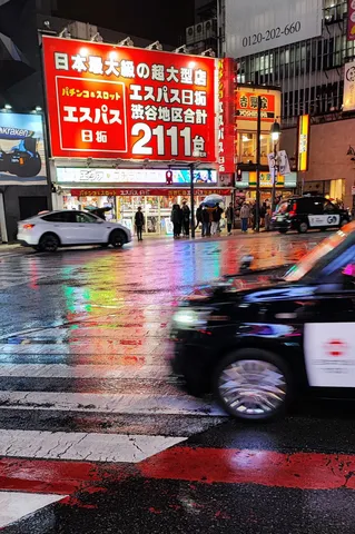 雨上がりのネオン街の記憶