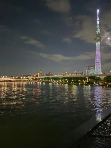 夜の水面に光る塔