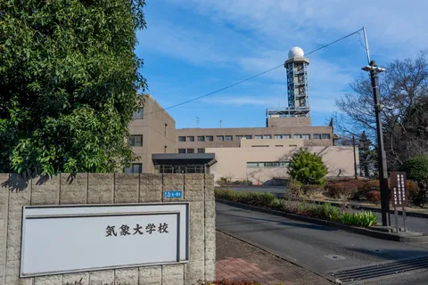 空と電波塔、気象大学校の風景