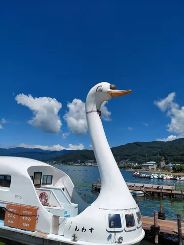 青空を泳ぐ白鳥船