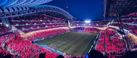 一面の赤に染まる夜の競技場