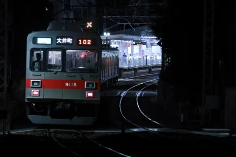 夜の鉄路を照らす一閃の列車