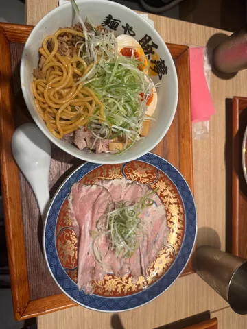 〆のラーメンとローストポーク