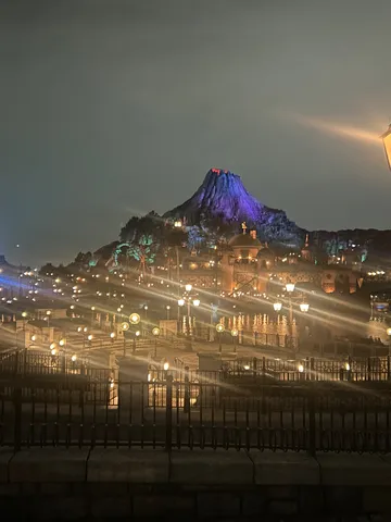 夜の火山と灯りの海