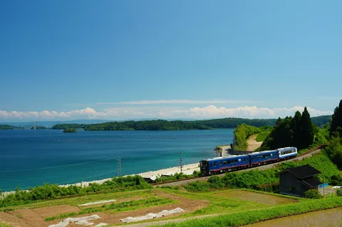 青い海と空、列車が走る風景