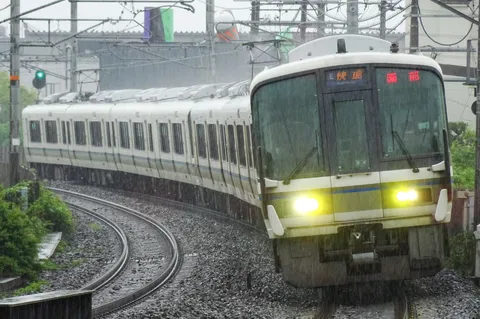 雨粒輝く曲線の鉄道
