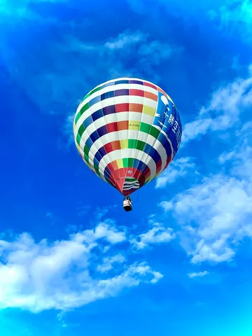 空に浮かぶ虹色の夢