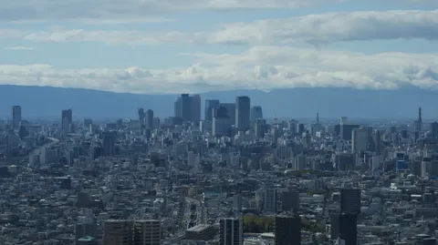 高層群の背後に広がる空