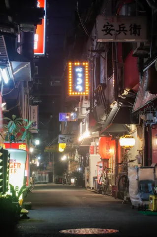 夜の路地に灯る小宇宙