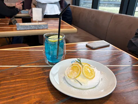 青いグラスと柑橘の輝き
