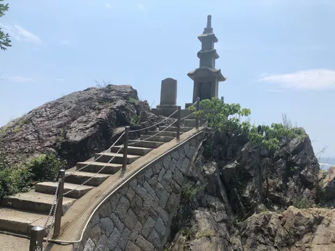 岩山に続く石段と五重塔
