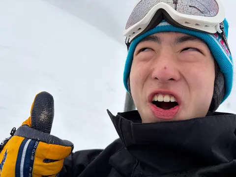 雪山で絶叫！親指グッド！