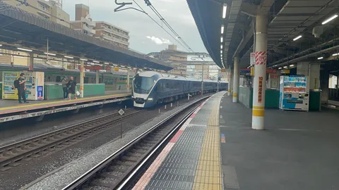 駅に滑り込む未来的な車両