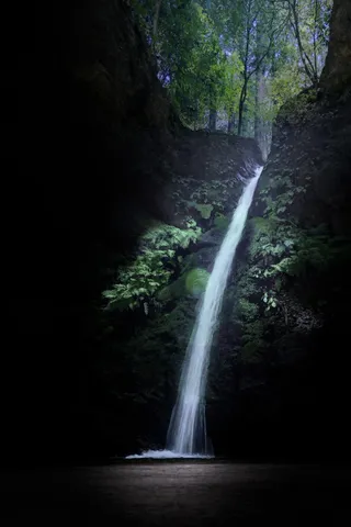 暗闇に光る滝の神秘