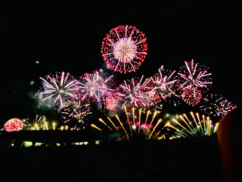夜空に咲く光の連打