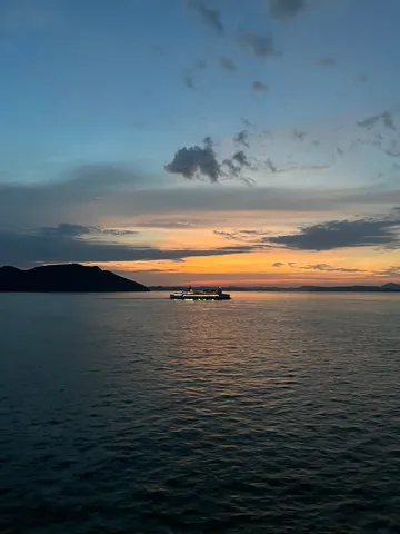 夕焼けの海をゆく船
