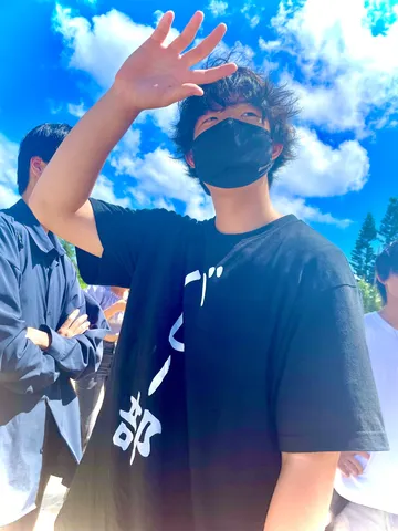 青空と光に手をかざす
