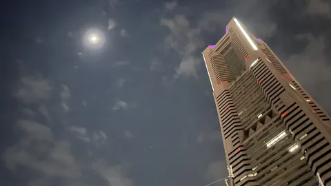 夜空に輝く高層ビル