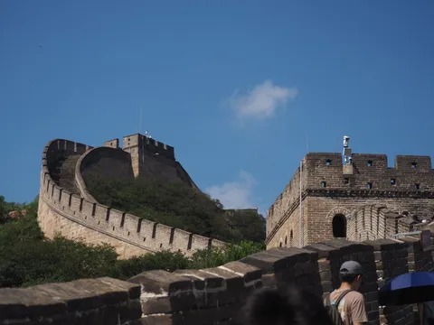 悠久の城壁、天空へと続く道