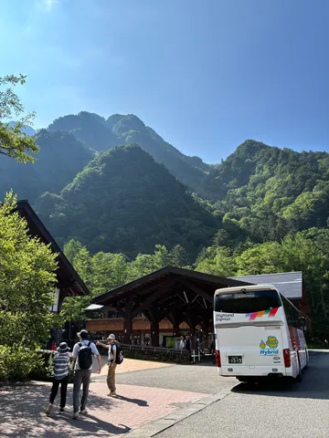 山々を望む高原のバス停