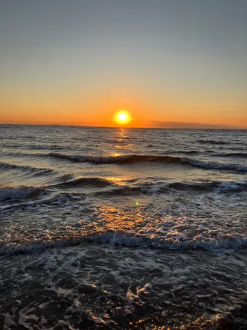 水面に映る夕日のきらめき