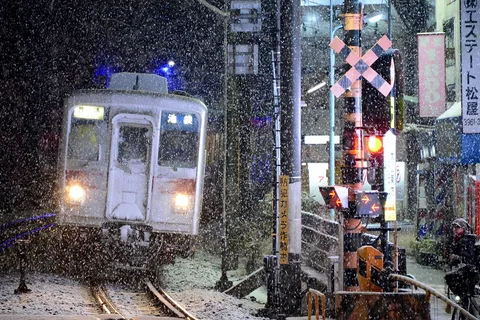 雪夜、街を行く列車