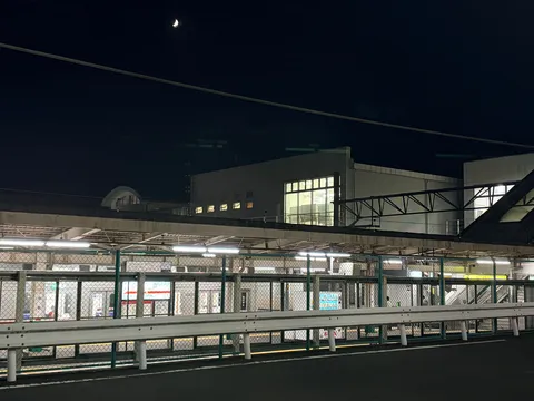 夜の駅、光と静けさの境界