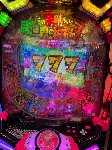777点灯！パチンコ台の華やかさに心躍る