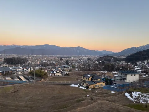 夕暮れに染まる山里の風景