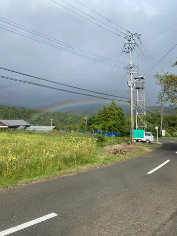 虹と静かな田園の瞬間