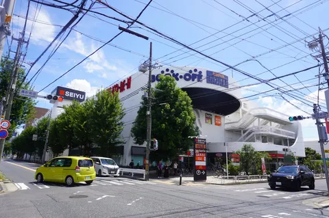 街と木陰の交差点