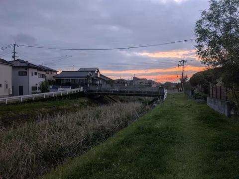 夕焼けに染まる橋と街並み
