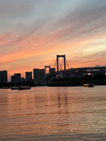 夕焼けに染まる都会の橋と水面