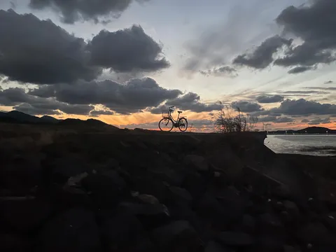 夕暮れのサイクリングロード