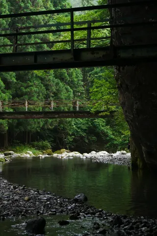 静寂の渓谷、二つの橋