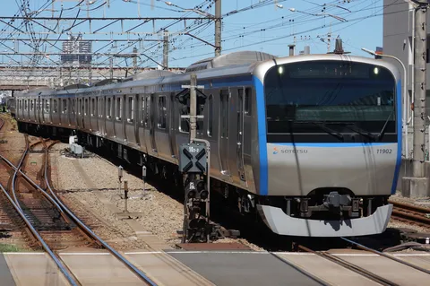 青空の下、線路を辿る列車