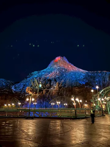 夜に燃える火山、光の道