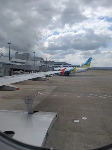 雲間から覗く飛行機と空港