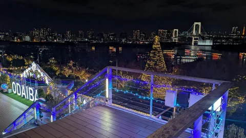 水辺にほどける光の夜